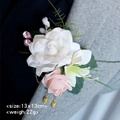 Hochzeitsansteckblume mit weißer Rose, rosa Edelstein und goldenem Zapfen für Bräutigame - Rosa Weiß