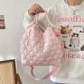 Dettaglio della borsa trapuntata rosa con stampa a coniglio e tracolla regolabile - Coniglio Skateboard