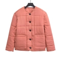 Veste matelassée rose corail à col rond et boutons sur le devant sur fond blanc - XS / Pêche