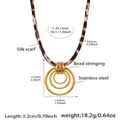 Dettaglio della collana foulard leopardata con pendente a triplo anello dorato e perle - Stile Multi-anello Oro (P2161)