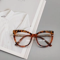 Dettaglio montatura cat-eye tartarugata con eleganti stanghette in metallo dorato - Stampa leopardata