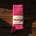 Chaussettes roses en coton côtelé style vintage sur fond en bois sombre rustique - Taille Unique / Rose Bonbon