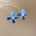Vista de detalle de pendientes de flores de tela vaquera con perla en soporte de acrílico - Pin de Plata Flor Azul