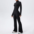 Detail eines schwarzen langärmeligen Yoga-Jumpsuits mit ausgestelltem Bein und Reißverschluss - S / Schwarz