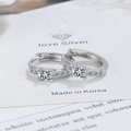 Elegantes pendientes de aro de plata con circonitas ovales en tarjeta de joyería - Circonita Blanca