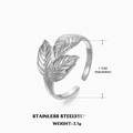 Anillo ajustable de acero inoxidable plateado con un diseño detallado de tres hojas - Color Acero