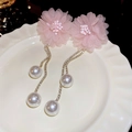 Elegante rosa Spitze Blumenohrringe mit Quastenketten und Perlen auf weißem Tablett - S925 Silber Nadel / Rosa