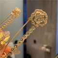 Macro-opname van een gouden rozen-veiligheidsspeld met sprankelende kristallen strassteentjes - Gouden Rozenbroche (7.5cm)