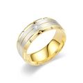 Gros plan d'une bague pour homme en acier titane avec centre argenté brossé et cristal incrusté - US 6 / Or