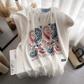 Sciarpa in cashmere bianco con ricamo paisley e dettagli di frange eleganti - Bianco