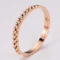 Bracciale rigido oro rosa con motivo a ingranaggi, cerniera laterale e finitura lucida - Oro rosa