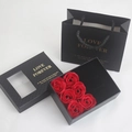Set regalo per gioielli nero con finestra, sei rose di sapone rosse e borsa abbinata - Nero