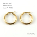 Detail of 18k gold plated stainless steel hoop earrings with diagonal texture and buckle - 25mm / Gold (ZYG589)