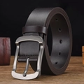 Herren Vintage Ledergürtel in Dunkelbraun mit Metallschnalle auf Holzoberfläche - D-Ring Dornschließe Kaffee