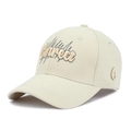Détail d'une casquette beige avec broderie 3D Correct et logo C sur le côté latéral - Réglable / Blanc Cassé