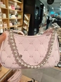 Bolso de hombro rosa acolchado con bordado de lazos, cadena de perlas y metálica - Rosa con cadena de perlas