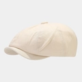 Makroaufnahme einer cremefarbenen Newsboy-Mütze mit Fischgratmuster und stoffbezogenem Knopf - M (56-58cm) / Beige
