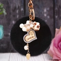 Détail du porte-clés pompon en fausse fourrure noire avec pendentif en cœur - Cœur en bois + Pompon noir