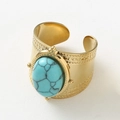 Makroansicht des goldenen Edelstahlrings mit Türkisstein und Reliefmuster-Details - Einstellbar Offen / Türkis Goldener Breiter Ring / Seeblau