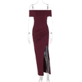 Abito lungo bordeaux a spalle scoperte con arricciatura laterale e spacco sulla coscia - S / Borgogna