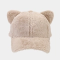 Dettaglio del morbido tessuto peluche e delle graziose orecchie da orso 3D sul berretto - Beige / Regolabile