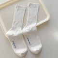 Calcetines blancos de algodón con logo azul impreso y textura de punto de canalé minimalista - Talla única / Blanco