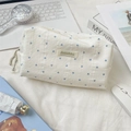 Detailansicht einer weißen Kosmetiktasche aus Baumwolle mit blauen Herzen auf dem Schreibtisch - Blau / Groß