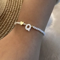 Bracciale di perline fatto a mano con perle bianche, cuore dorato e ciondolo lettera Q - Lettera Q