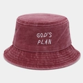 Dettaglio di un cappello pescatore in denim bordeaux lavato con ricamo bianco GOD'S PLAN - Taglia unica / Borgogna