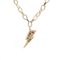 Collana dorata con ciondolo a fulmine colorato e catena a maglie rettangolari su sfondo bianco - Catena ovale strutturata spessa