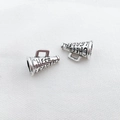 Détail de deux breloques mégaphone argentées avec texte Cheer Leader pour bijoux DIY - 1 Pièce Grand Mégaphone 10x15mm