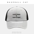 Moderne zweifarbige Baseballkappe mit Stickerei und atmungsaktivem Mesh-Rückteil - Verstellbar / Hellgrau + Schwarzes Mesh