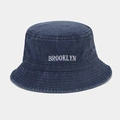 Détail de la broderie blanche BROOKLYN sur un chapeau bob en denim bleu délavé - Bleu marine