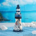 Blauw-witte 13,5 cm mediterrane vuurtoren met schelpen en zeilboot decoratie - Vuurtoren Ornament-Zeilboot (7311A-02)