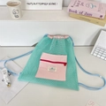 Detail eines Mesh-Rucksacks mit Kordelzug, Kontrasttasche und Macaron-Farbe Design - Grün