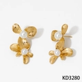 Goldene Blumenohrringe mit weißen Perlen und strukturierter Metalloberfläche auf weiß - Goldenes Blumen-Stil (KD3280)