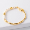 Bracelet perles baroques style français avec manchette dorée sur tissu blanc texturé - Style A Jonc