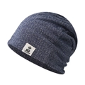 Detailopname van de donkerblauwe gebreide muts met stoftextuur en de logo-patch - Marineblauw