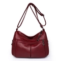 Borsa a tracolla rosso scuro in pelle con tre tasche a zip e tracolla regolabile - Borgogna