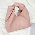 Bolso nube rosa elegante con textura de lichi suave y diseño de asa anudada - Rosa