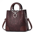 Borsa a secchiello bordeaux capiente con elegante goffratura floreale e manico - Rosso Giuggiola