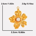 Dettaglio del ciondolo a fiore con perla, dimensioni 2,6 cm di altezza e 2,2 cm di larghezza - Ciondolo / Oro