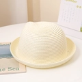 Détail d'un chapeau de soleil beige tressé avec oreilles de chat et bord roulé pour enfant - Enfants (Avec Corde) / Blanc Lait