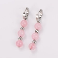Pendientes de cuentas rosas con piedras translúcidas y aros de plata sobre fondo blanco - Color Acero
