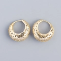 Primer plano de pendientes dorados con patrón calado en plata S925 con detalles elegantes - Plata 925 / Color Oro Amarillo (Par)