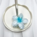 Pinza per capelli a forma di fiore con sfumatura blu e finitura trasparente - 8cm / Celeste