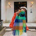 Écharpe d'hiver épaisse à carreaux arc-en-ciel avec pompons portée par un mannequin - Vert Bleu Royal Orange à Carreaux