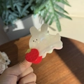 Détail de la pince à cheveux lapin mignonne en blanc crème avec accent fraise - Lapin Sirène Fraise