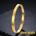 6mm breiter goldener Edelstahl-Armreif mit drei funkelnden eingelegten Zirkonsteinen - Drei Diamanten Armreif (40-A-7) / 6mm / Gold