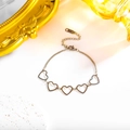 Elegante pulsera de cadena con corazones huecos de acero inoxidable y marco dorado vintage - Oro de 18K / Color Acero